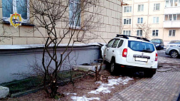 Пенсионерка въехала в фасад жилого дома в Минске