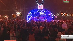 В Гродно Дед Мороз и Снегурочка пересели с традиционных саней на четырехколесный УАЗ