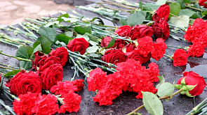 Лукашенко в Хатыни возложил венок в память о жертвах трагедии
