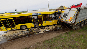 ДТП на Смиловичском тракте: пассажирский автобус въехал в фуру. Что известно к этому часу