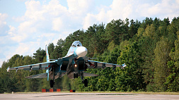 Белорусские летчики впервые посадили самолет Су-30 СМ на аэродромный участок дороги