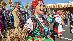 Каравай, музыкальное шествие и награды для лучших хлеборобов: региональный фестиваль "Дожинки" прошел в Телеханах 