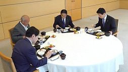 Премьер Японии с министрами демонстративно отведал блюдо из сырой фукусимской рыбы, чтобы убедить мир в безопасности воды с АЭС