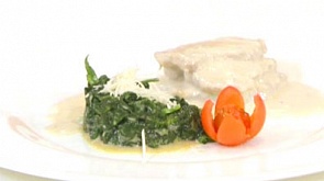 Легкий салат с куриным филе и скалопини в сливочном соусе со шпинатом