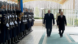 Возложение венка к монументу Независимости в Ташкенте и переговоры один на один - продолжается официальный визит Лукашенко в Узбекистан