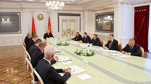 Лукашенко - чиновникам: Если у предприятия нет денег рассчитаться с крестьянами - с бюджета отдавайте