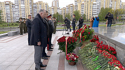 По традиции в День Победы и накануне 9 Мая к подножию стелы "Минск - город-герой" возлагают цветы 