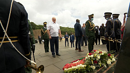 Президент Беларуси возложил венок к Могиле Неизвестного Солдата в Зимбабве