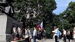 Дипломаты приняли участие в возложении венков и цветов к братской могиле советских воинов в болгарском городе Лозенец