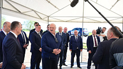 Лукашенко в Костюковичах продемонстрировали новую автолавку Белкоопсоюза