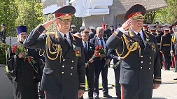 Цветы к памятникам погибшим воинам - мероприятия к 80-летию освобождения Беларуси проходят по всей стране