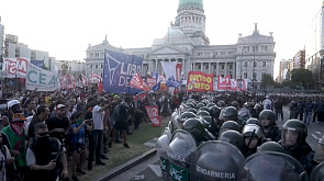 В Аргентине против протестующих полиция применила спецсредства