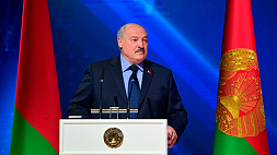 Лукашенко вспомнил о своей первой пробе пера и рассказал, какой "кулак" хотел бы видеть в районных СМИ