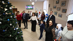 Во время проведения акции "Наши дети" Вольфович посетил сразу два учреждения образования в Ошмянах