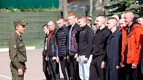 В Беларуси началась отправка призывников на срочную военную службу 