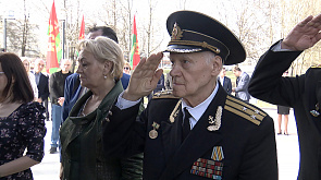 Молодежь и ветераны Беларуси и России возложили цветы в  мемориальном комплексе "Тростенец"