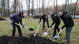 Наведение порядка на земле: белорусские парламентарии вместе с молодыми коллегами проводят субботник
