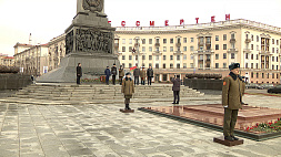 В столице на площади Победы прошла церемония возложения цветов в знак памяти защитников Отечества