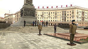 В столице на площади Победы прошла церемония возложения цветов в знак памяти защитников Отечества