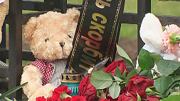 Белорусы несут цветы к посольству России в память о погибших в школе Ижевска