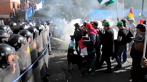 В Боливии в толпу протестующих учителей полиция выпустила слезоточивый газ