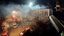 Два поезда столкнулись в Греции: количество жертв увеличивается, спасатели ищут людей в перевернувшихся вагонах