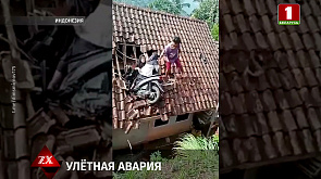 В Индонезии женщина на мотоцикле врезалась в крышу дома