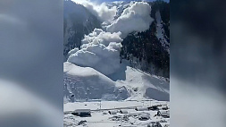 Мощная лавина сошла в Гималаях
