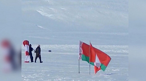 Белорусский флаг развевается на Южном полюсе и Эвересте