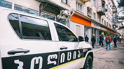 Вооруженный мужчина удерживает 12 заложников в филиале Банка Грузии в Кутаиси уже шестой час