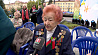 К монументу на площади Победы в Минске люди несут цветы 