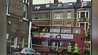На юге Лондона двухэтажный автобус врезался в витрину магазина