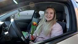Букеты и улыбки - ГАИ Минска поздравляет женщин-водителей