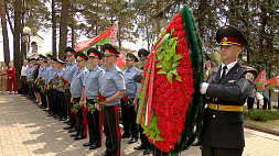 Руководство МВД и ветераны органов внутренних дел нашей страны возложили цветы у мемориала "Масюковщина" в Минске