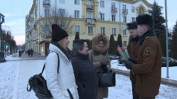 Военнослужащие поздравили жительниц Борисова с весенним праздником