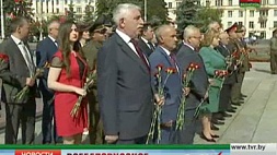 Делегаты Пятого Всебелорусского собрания возложили цветы к монументу Победы