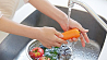 Расскажем, как правильно мыть овощи, фрукты и ягоды, чтобы избежать инфекционных заболеваний