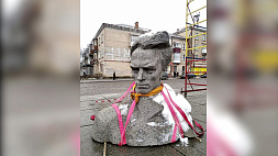 Памятник писателю Николаю Островскому снесли в Хмельницкой области Украины 