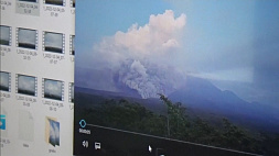В Индонезии извергается крупнейший в стране вулкан