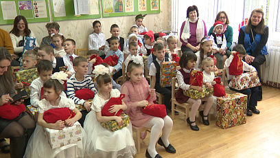Концерт, новогодний хоровод и подарки - как в сказке начался день у воспитанников детской деревни "Истоки"