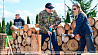 Президент Беларуси после посадки яблонь пригласил представителей СМИ на рубку дров