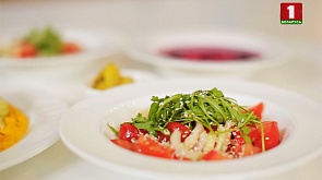 Салат из помидоров, сельдерея с кунжутным маслом и холодный суп из щавеля и шпината с перепелиными яйцами