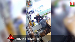 Видео необычной кражи появилось в интернете: грабителю понадобился лишь носок продавца