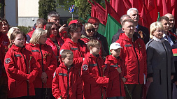 Какие мероприятия ко Дню Победы стартовали в Беларуси и как приезжие почтили память героев 
