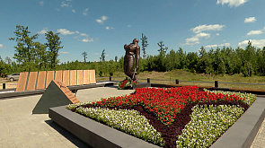 В Смолевичском районе на мемориальном комплексе "Разгром" к скульптуре раненого солдата возложили цветы