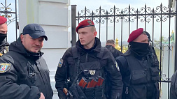 Украинская полиция проводит захват Киево-Печерской лавры, прихожан сдерживают автоматчики 