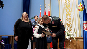 Кубраков в торжественной обстановке вручил воспитанникам и учащимся первые паспорта гражданина Беларуси