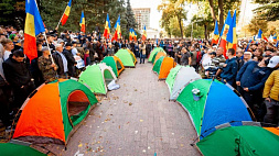 Силовики разгоняют лагерь протестующих в центре Кишинева