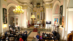 С самого утра во всех костелах Беларуси проходят торжественные богослужения 