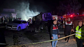 Грузовик снес несколько автомобилей, стоявших в очереди на заправку в Турции, есть погибшие